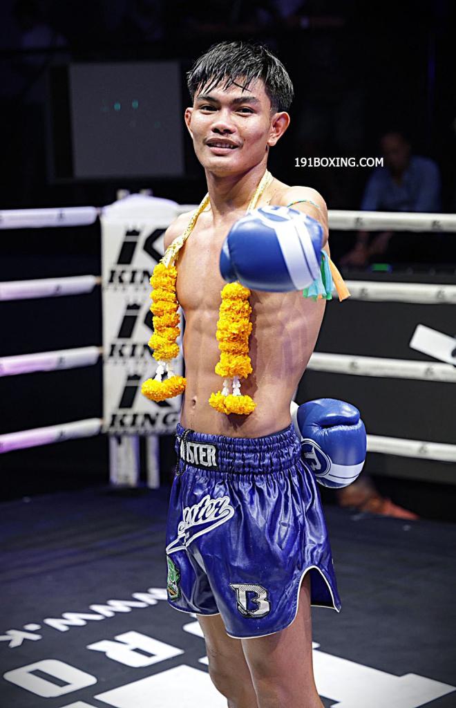 นำขบวน พ.หอมกลิ่น